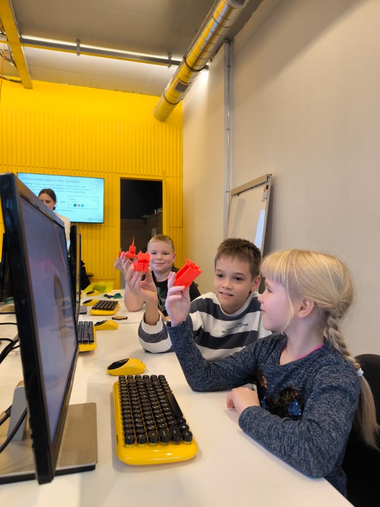 Дети с 3D-печатными игрушками на занятии в Протониуме